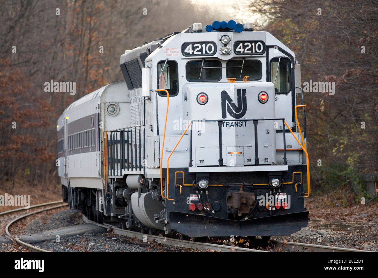 Ein Personenzug und PKW auf der Durchreise. Stockfoto