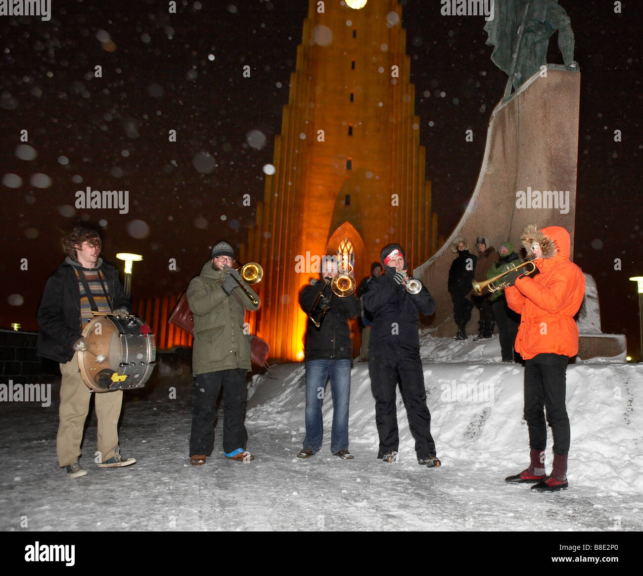 Band spielt beim Schneefall im Winter Festival, Reykjavik Island Stockfoto