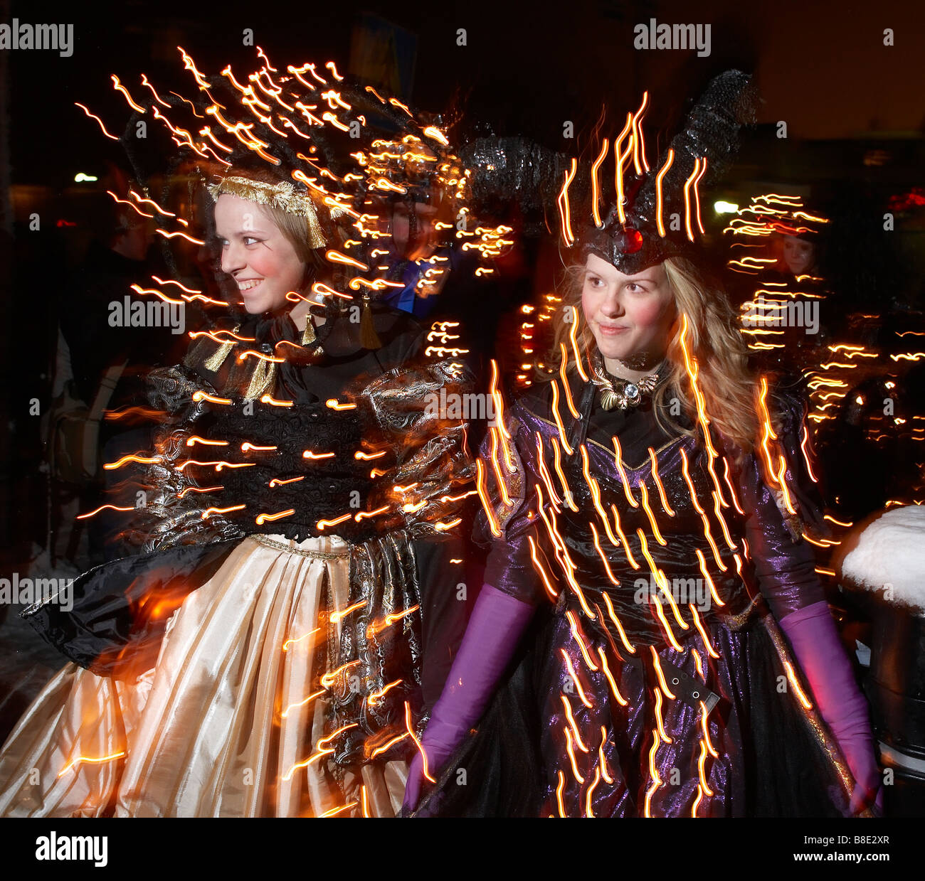 Frau, gekleidet in Kostümen mit Lichtern während des Winter-Festivals, Reykjavik, Island Stockfoto