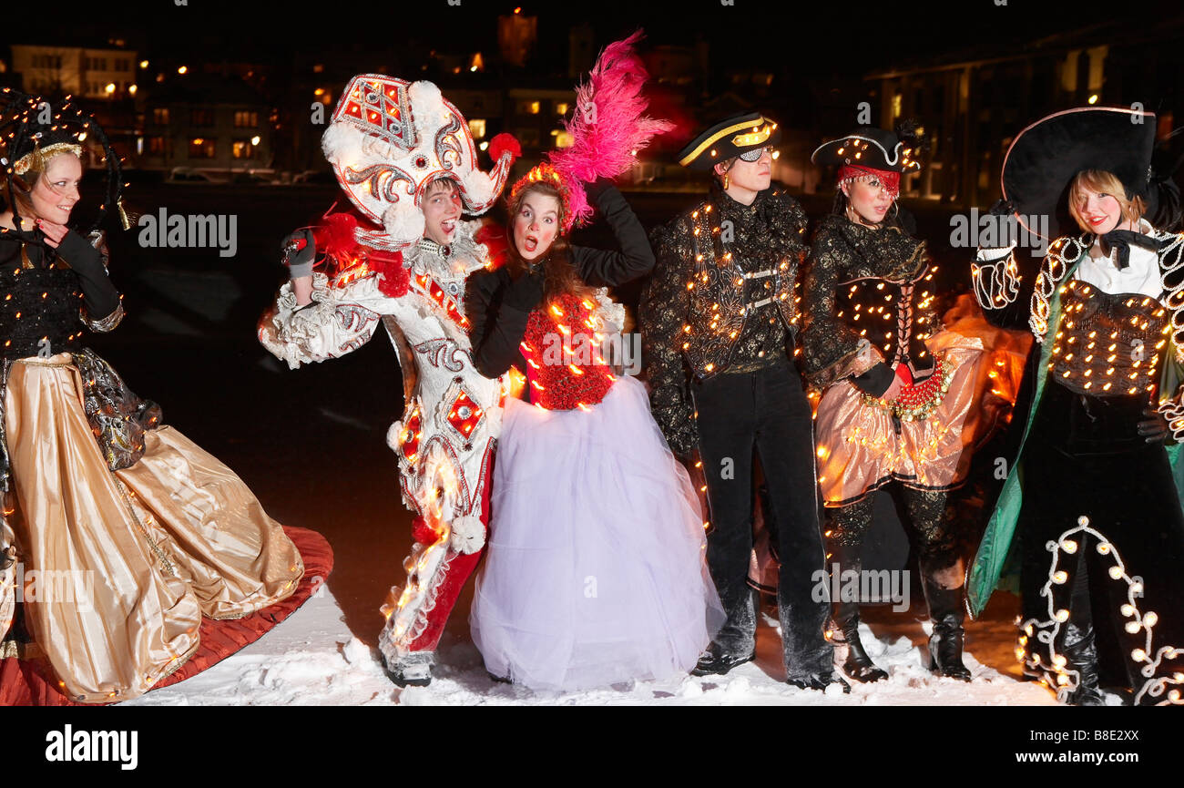 Leute, gekleidet in Kostümen mit Lichtern während des Winter-Festivals, Reykjavik, Island Stockfoto