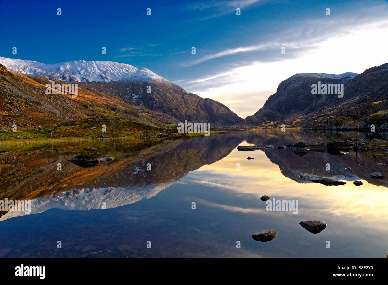 GAP Of Dunloe spiegelt sich in den stillen Wassern der Schnecke Lake Killarney Co Kerry Irland Stockfoto