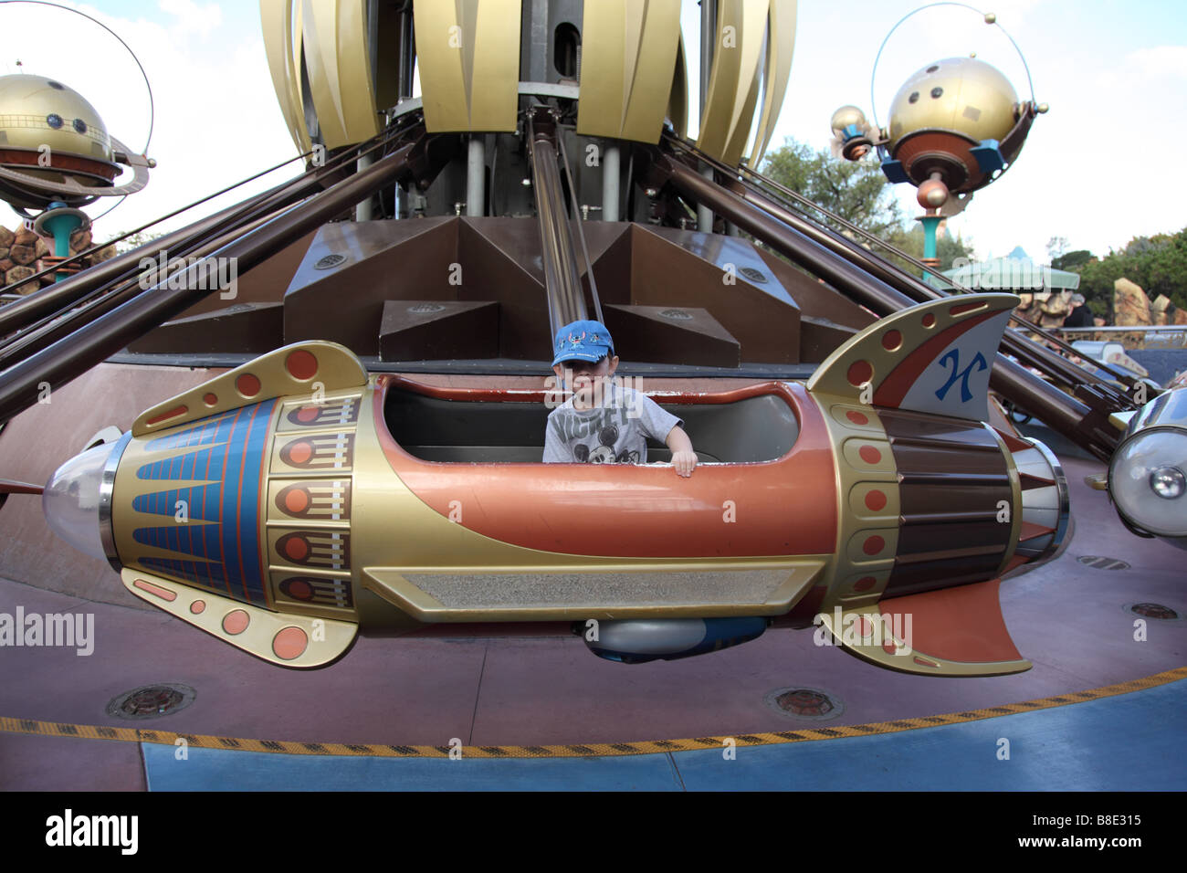 Kleiner Junge in Rocket ride an Disneyland Kalifornien Stockfoto