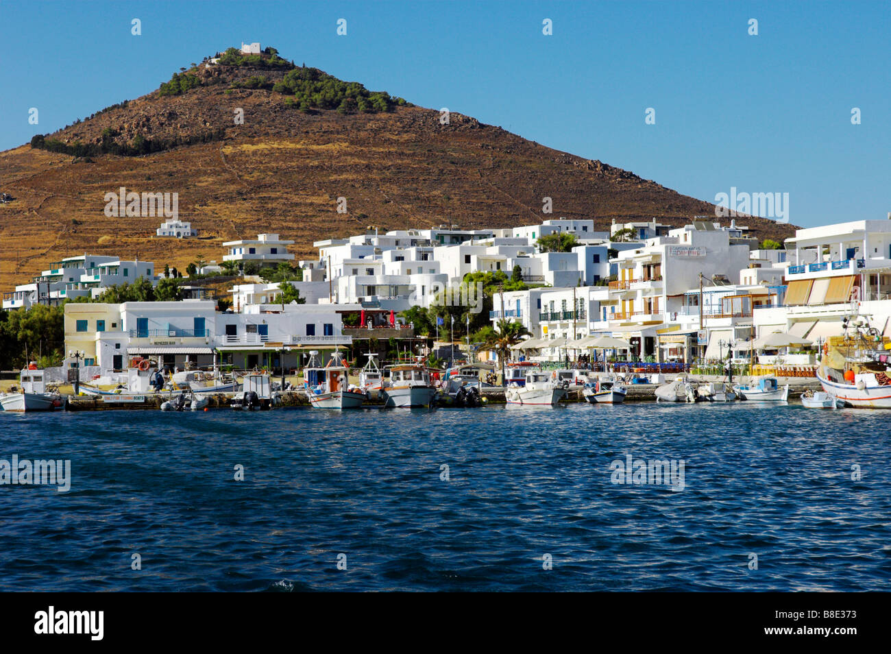 Dorf von Piso Livadbi mit Kefalos Hügel hinter auf der griechischen Insel Paros in der Ägäis Stockfoto