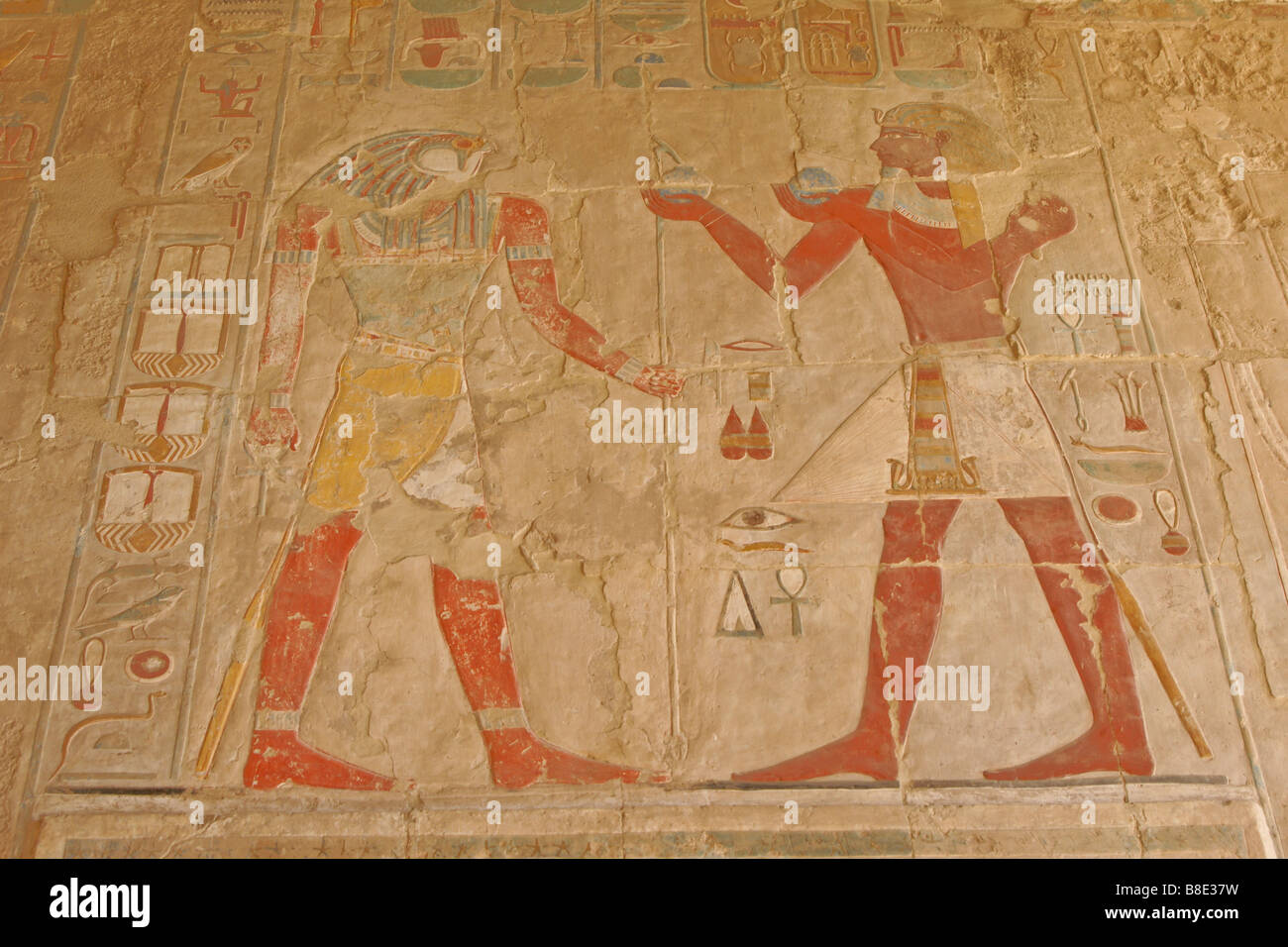 Bemalte Reliefs am Deir al-Bahri, West Bank, Luxor, Ägypten Stockfoto