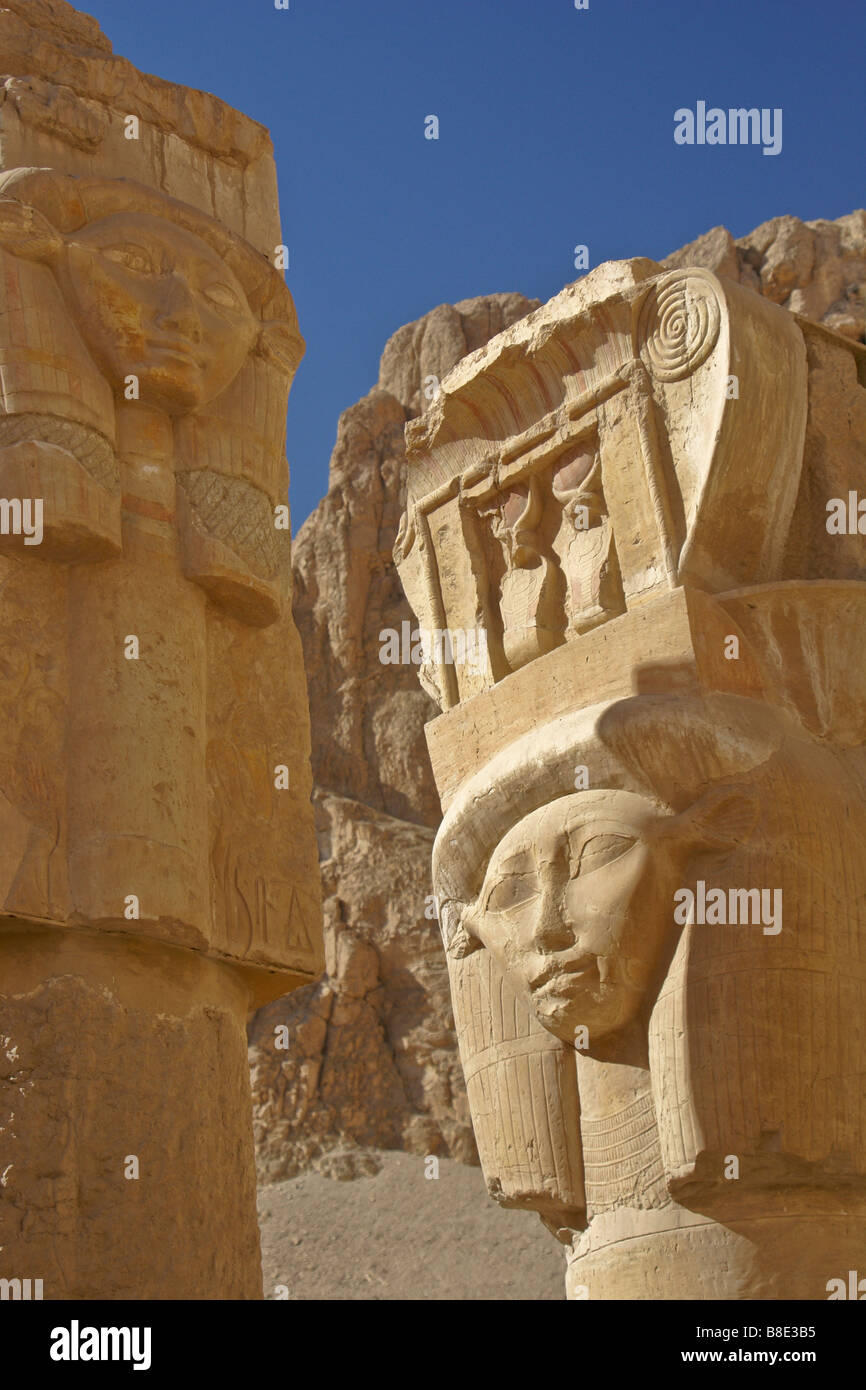Geschnitzten Säulen in Deir al-Bahri, West Bank, Luxor, Ägypten Stockfoto