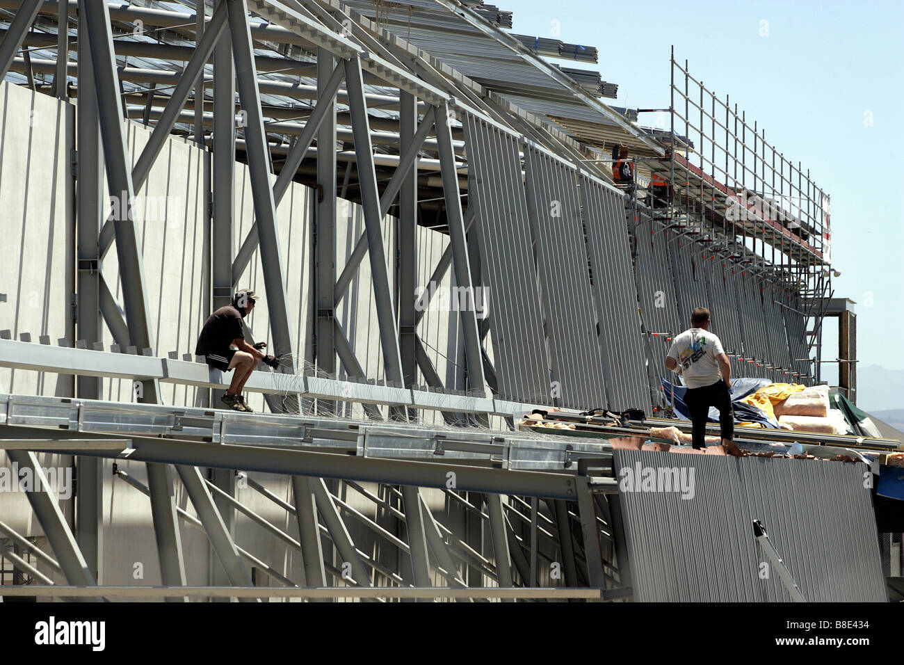 Ansicht der Stadion-Baustelle mit Männern arbeiten auf Dach, Nelson New Zealand Stockfoto