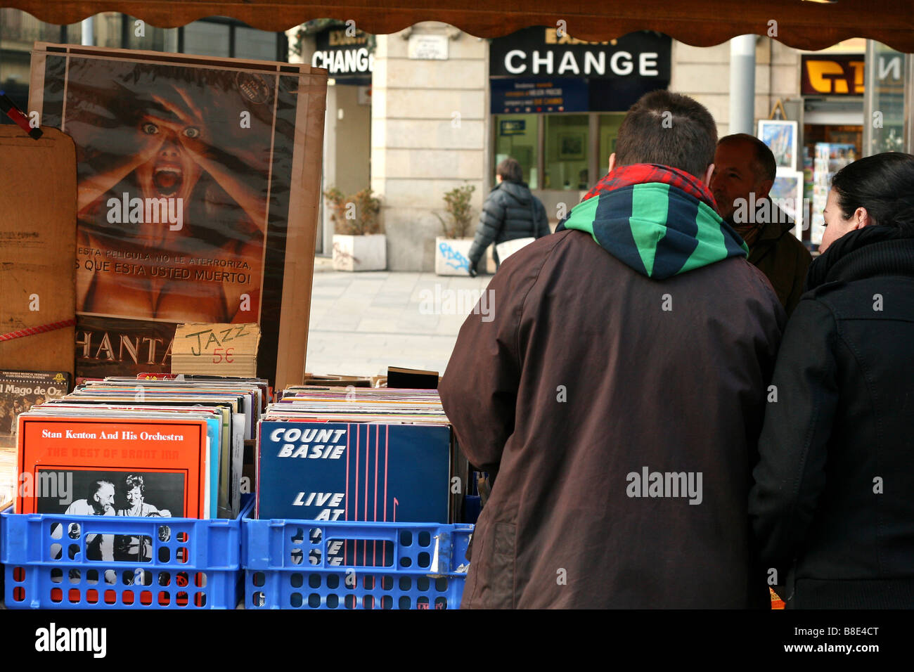 Leute auf einem Markt in Barcelona verkaufen Datensätze Stockfoto