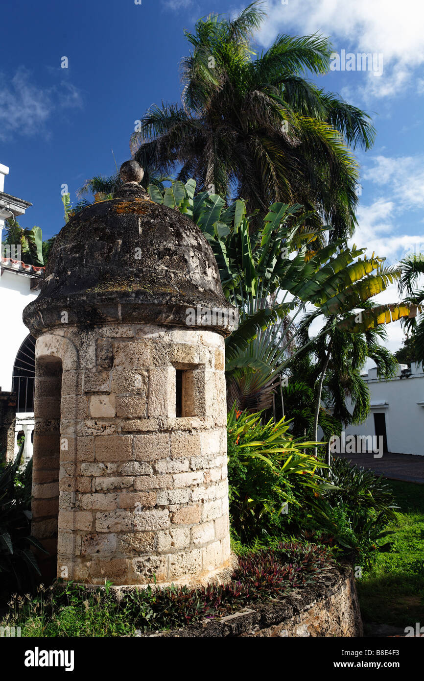 Vertikale Ansicht von einem Wachposten im Innenhof der Casa Blanca alten San Juan Puerto Rico Stockfoto