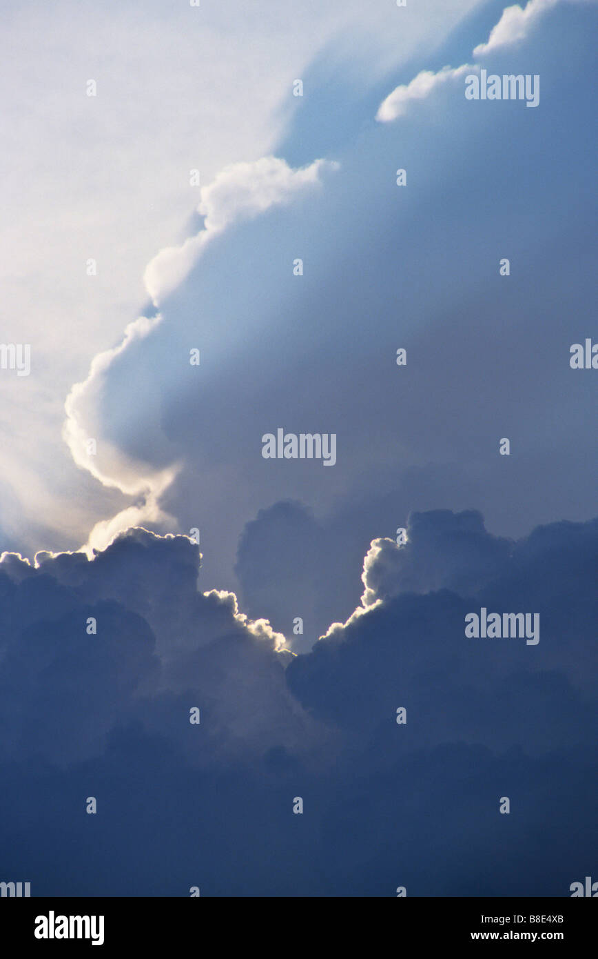 Hohe Wolken mit Lichtstrahlen namens Gott Strahlen und Silberstreifen am Horizont Stockfoto