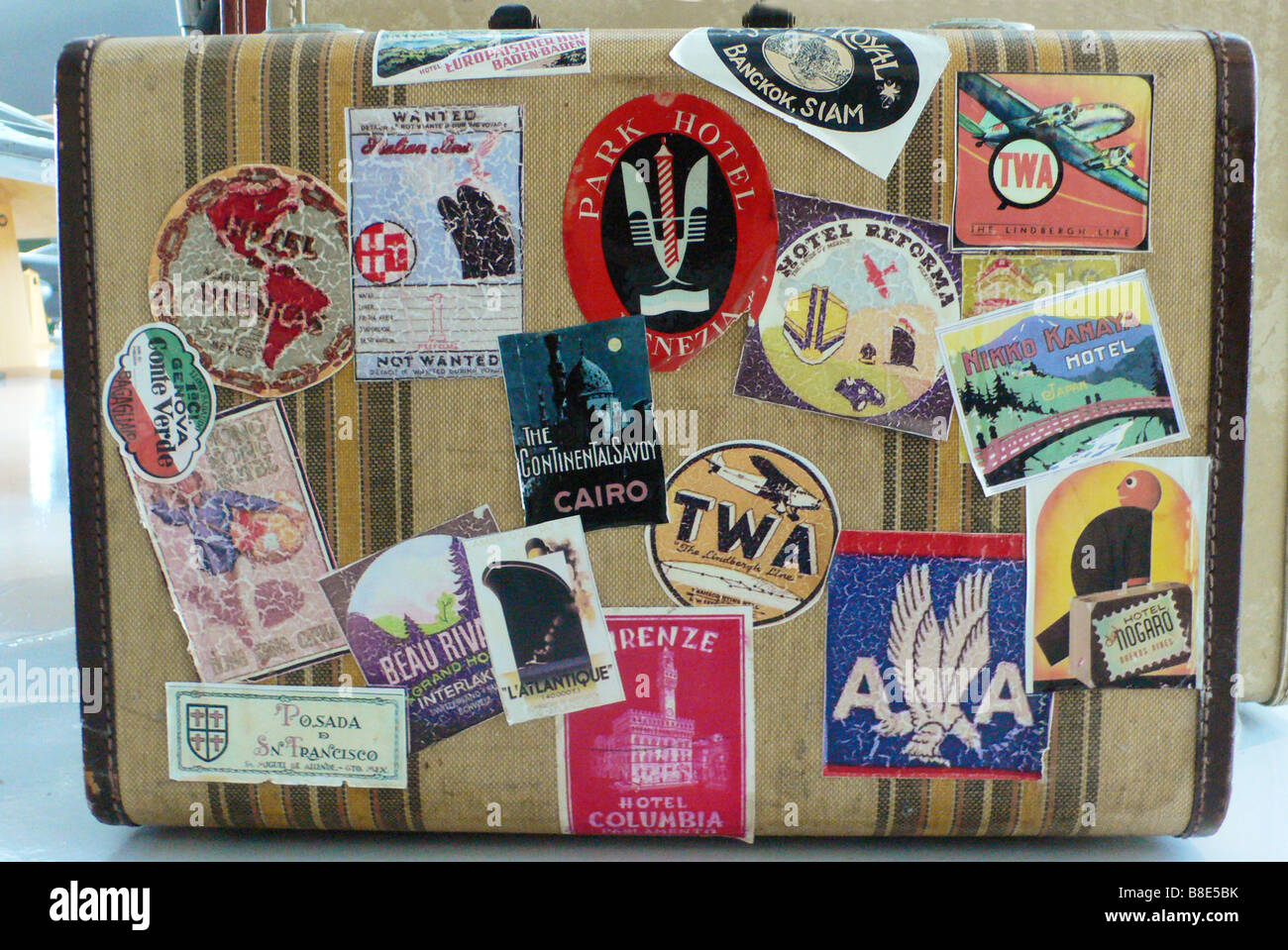 Antiker Koffer mit Reise-Sticker und Aufkleber Stockfotografie - Alamy