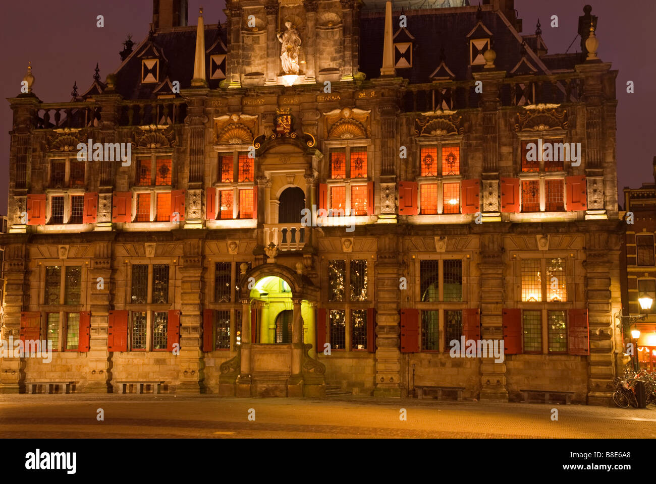 Stadhuis bei Nacht Delft Zuid Holland Niederlande Stockfoto