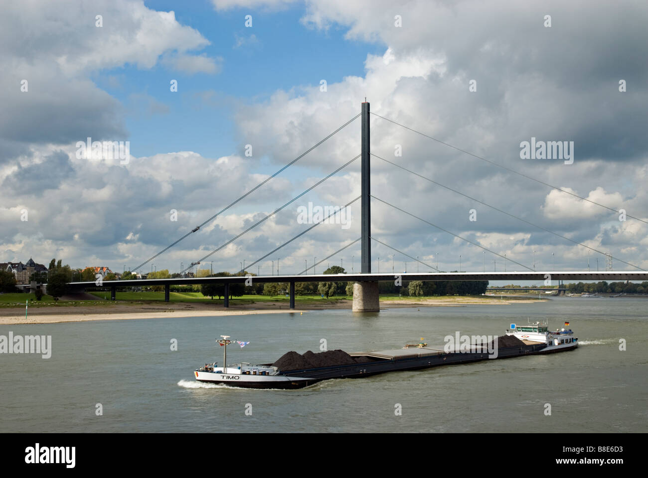 Oberkasseler Brücke Düsseldorf Nordrhein Westfalen Nordrhein Westfalen Deutschland Stockfoto