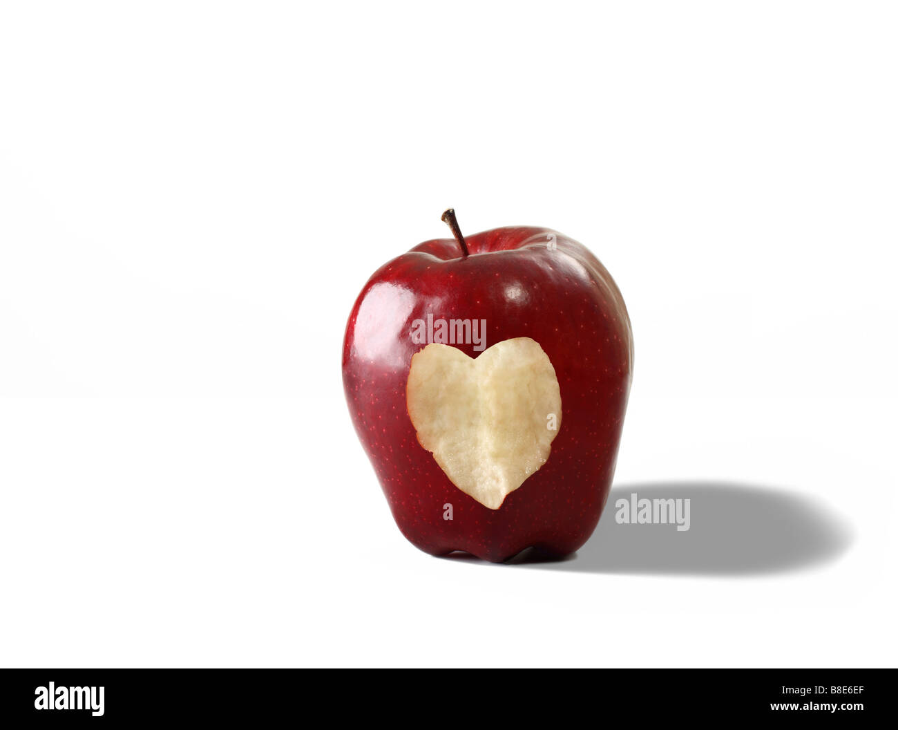 Frische Bio Apfel mit ausgeschnitten Herzform Stockfoto