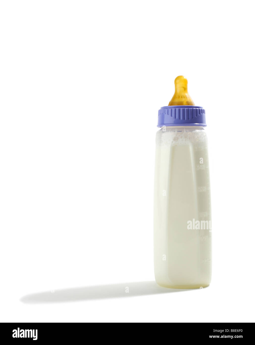 Baby-Flasche gefüllt mit Formel oder Milch Stockfoto