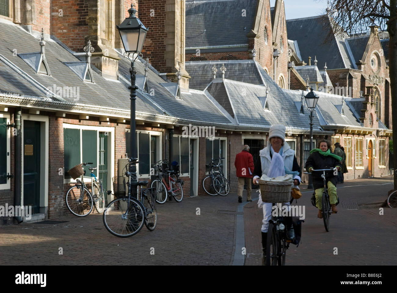 Straßenszene mit Biker aus Oude Groenmarkt und Grote Kerk Sint-Bavokerk Haarlem Noord Holland Niederlande Stockfoto