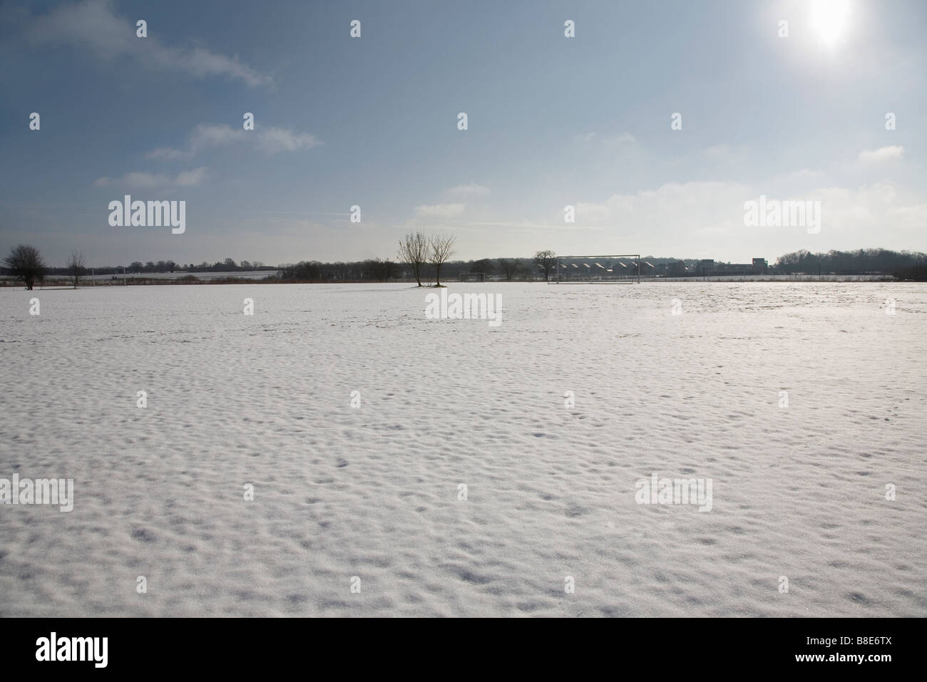 Winter-Schnee-Szene zeigt eine Schnee bedeckt Sportplatz mit Fußball Torpfosten im Hintergrund Stockfoto