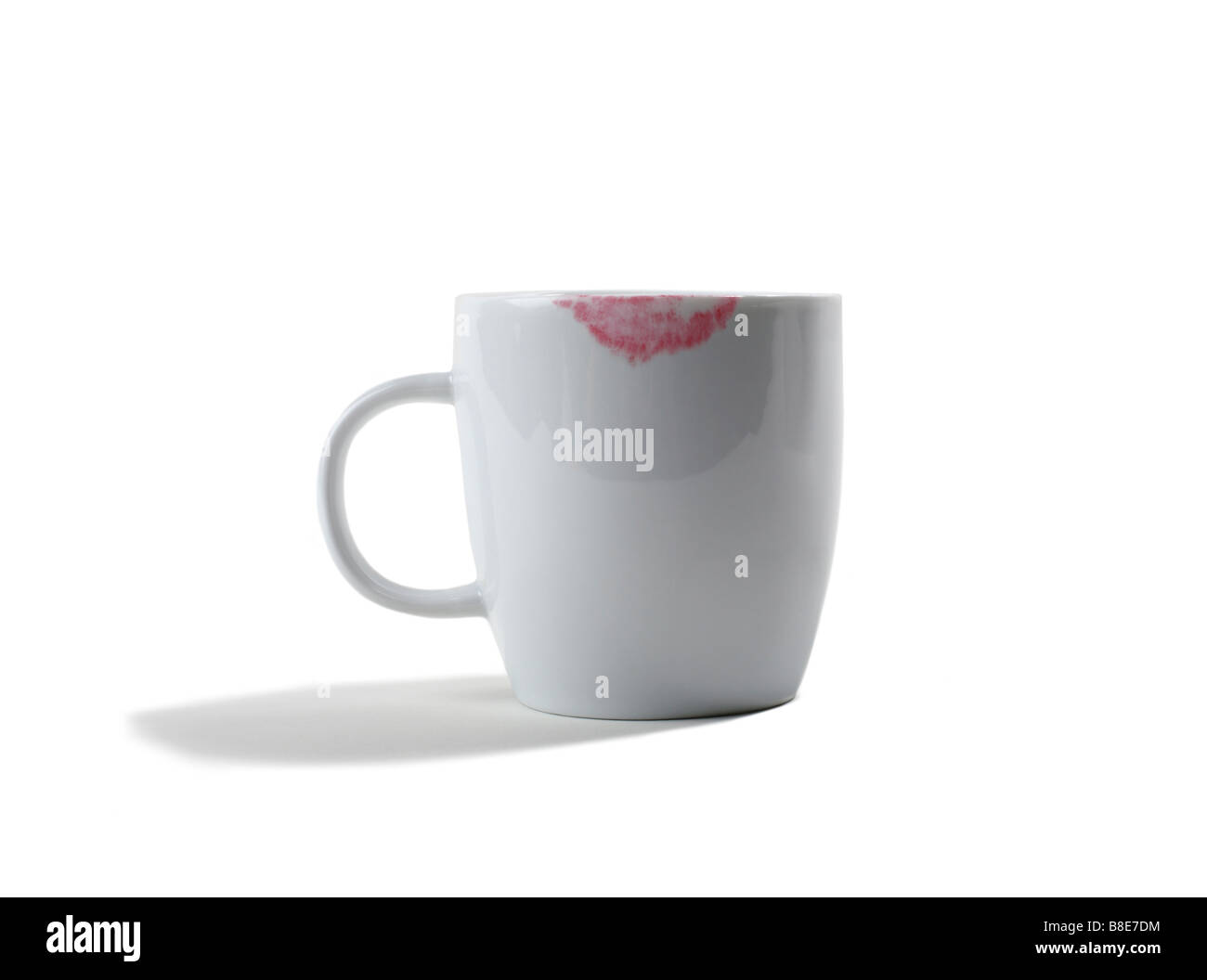 Studioaufnahme einer eine weiße Keramik Tasse mit Lippenstift Fleck Stockfoto
