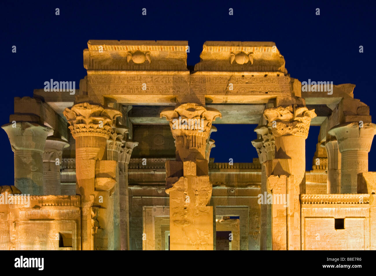 Beleuchtete Kom Ombo Tempel in Ägypten. Stockfoto