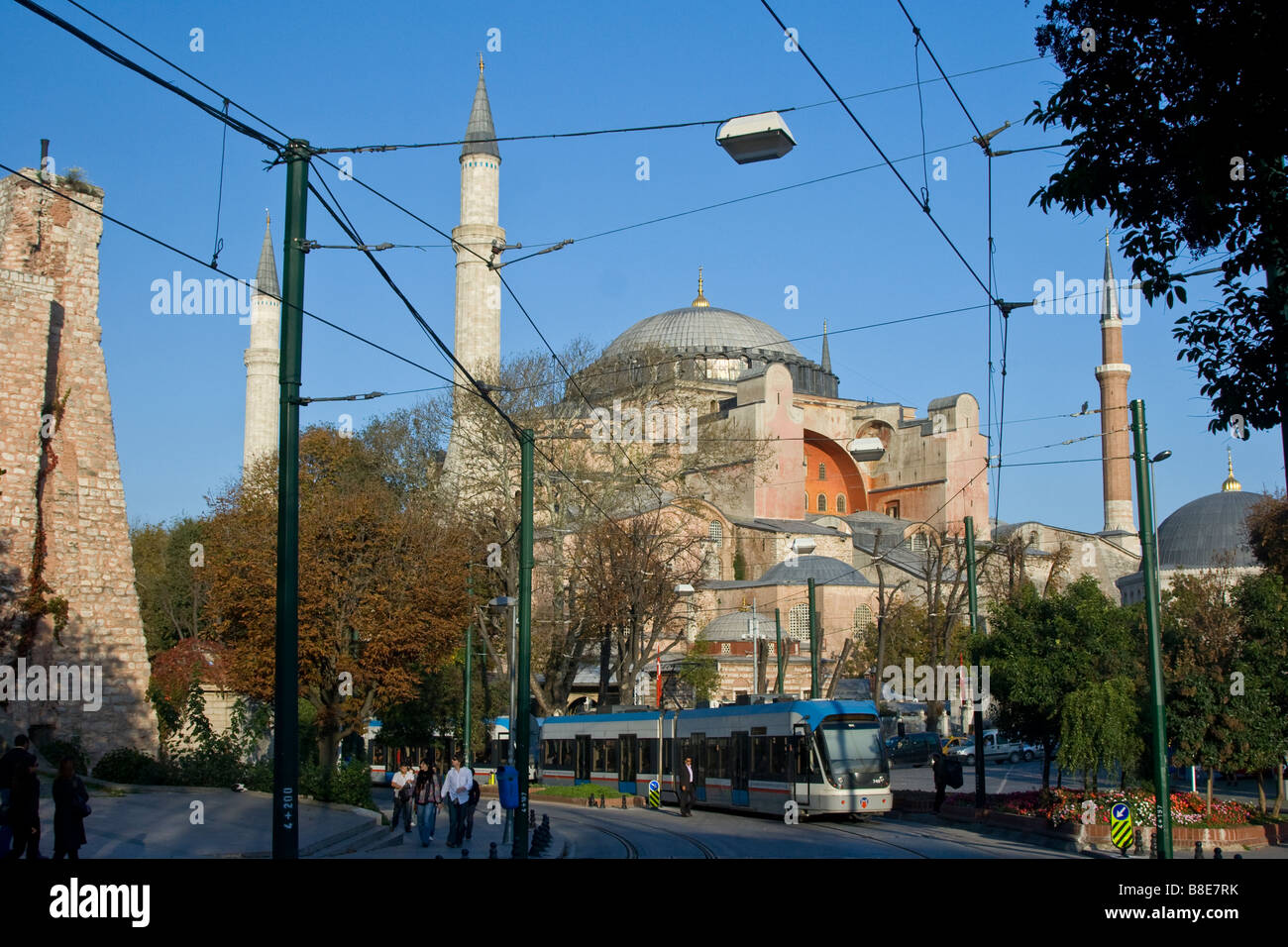 Metro und die Ayasofya-Moschee in Istanbul Türkei Stockfoto
