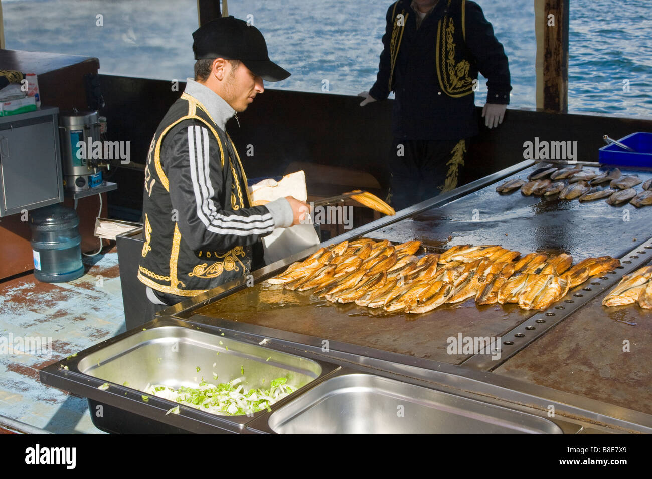 Balik Ekmek oder Fisch Sandwich Maker auf dem Wasser in Eminönü Istanbul Türkei Stockfoto