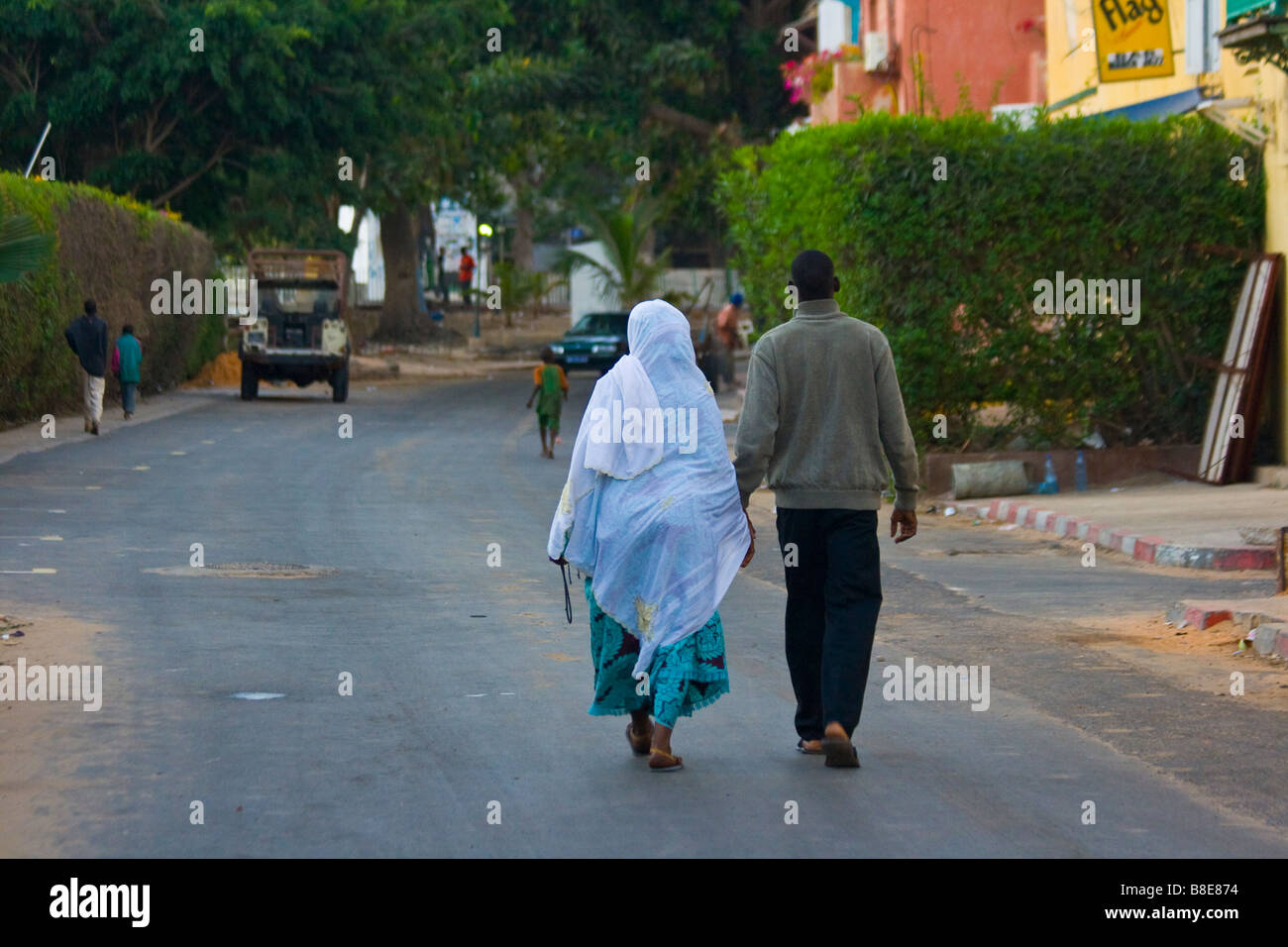 Musim Mann ging mit seiner Mutter in St-Louis in Senegal Westafrika Stockfoto