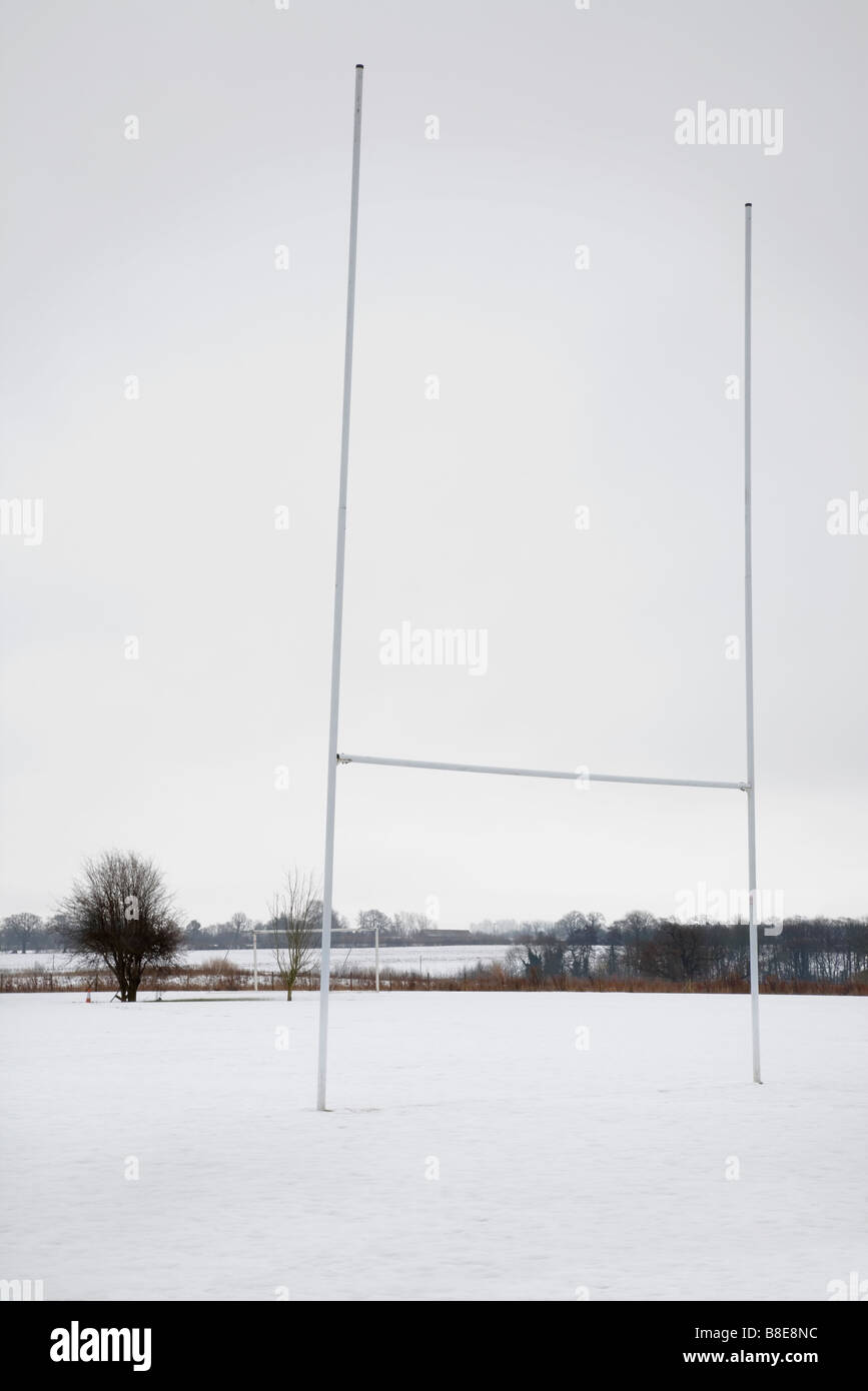 Winter-Schnee-Szene zeigt eine Schnee bedeckt Rugby-Sportplatz mit einem Rugby-Beitrag im Vordergrund Stockfoto