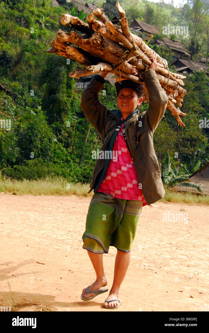 Karen Flüchtling mit getrockneten Holz aus dem Dschungel zu Hause, Tak, Nord-Thailand. Stockfoto