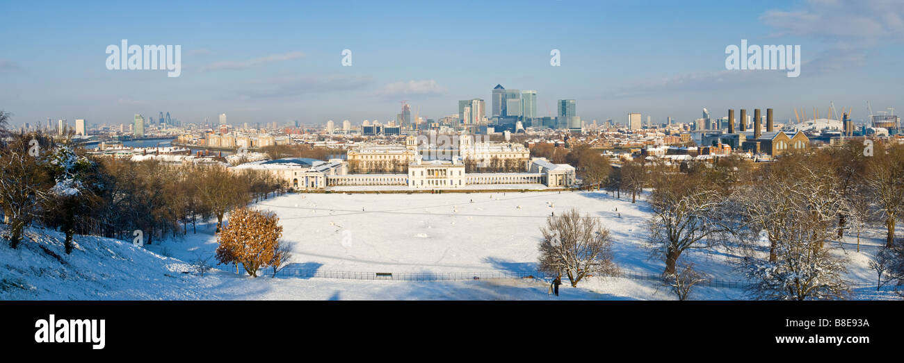 3 Bild Stich Panoramablick vom Greenwich Park mit Blick auf Maritime Greenwich und Canary Wharf mit Schnee auf dem Boden. Stockfoto