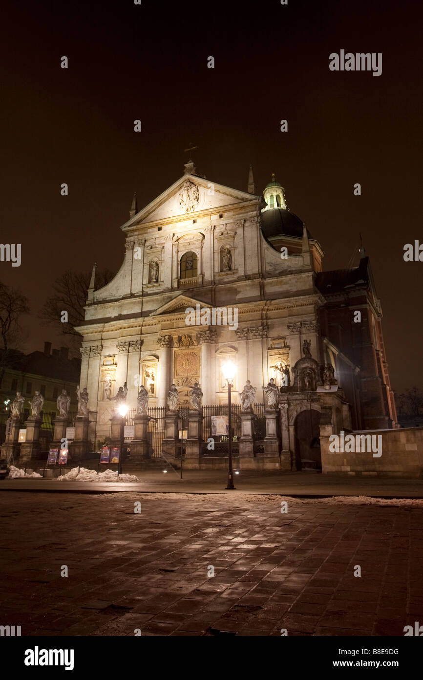 Kirche der Heiligen Peter und Paul in der Nacht. St. Maria Magdalena Square, Kanoniczna Street, Krakau, Polen Stockfoto