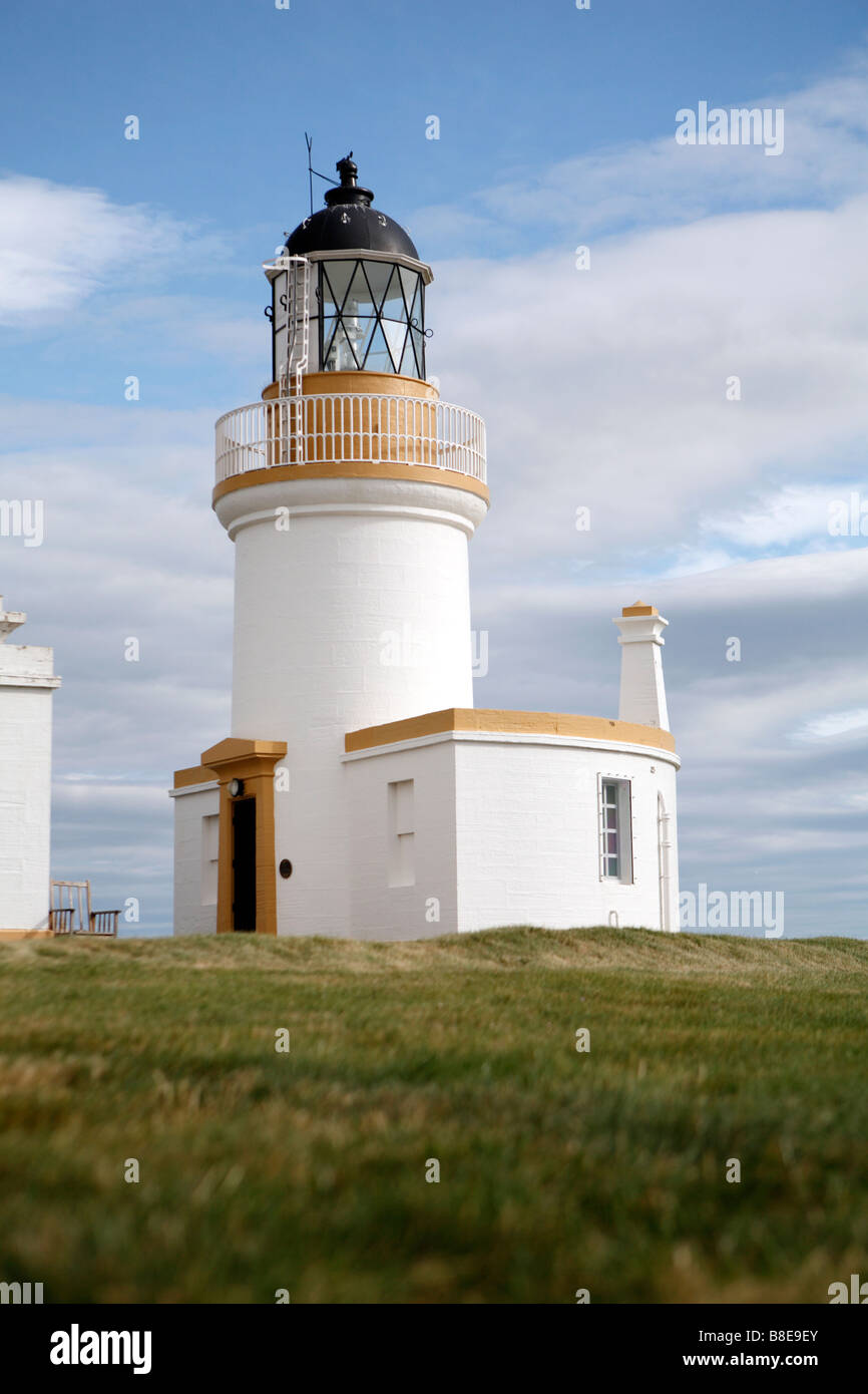 Leuchtturm an einem sonnigen Tag am Chanonry point in der Nähe von Fortrose und Rosemarkie auf der Black Isle in den Moray Firth. Stockfoto