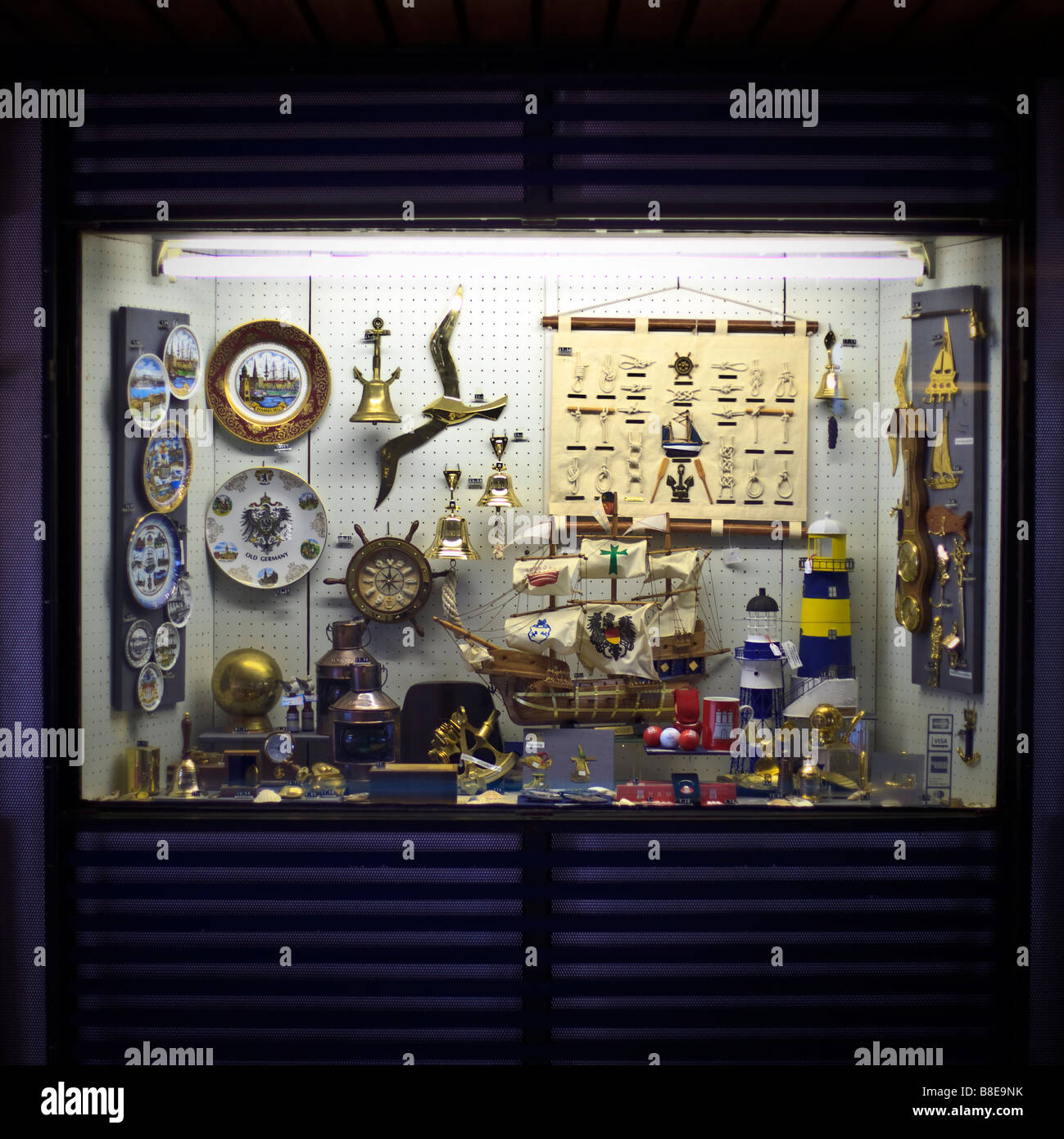 Schaufenster mit maritimen Souvenirs und Geschenke in Hamburg, Deutschland Stockfoto