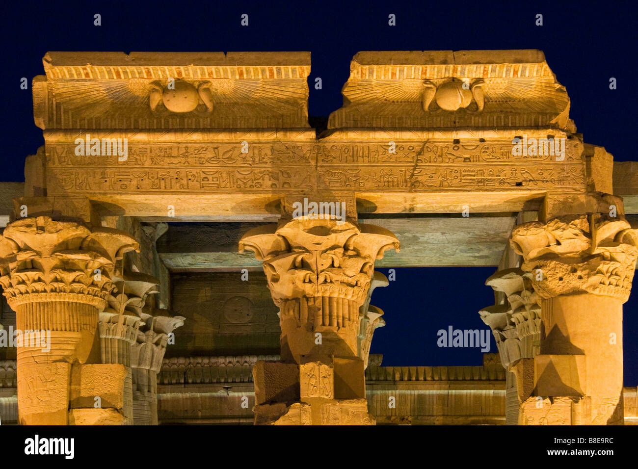 Beleuchtete Kom Ombo Tempel in Ägypten. Stockfoto