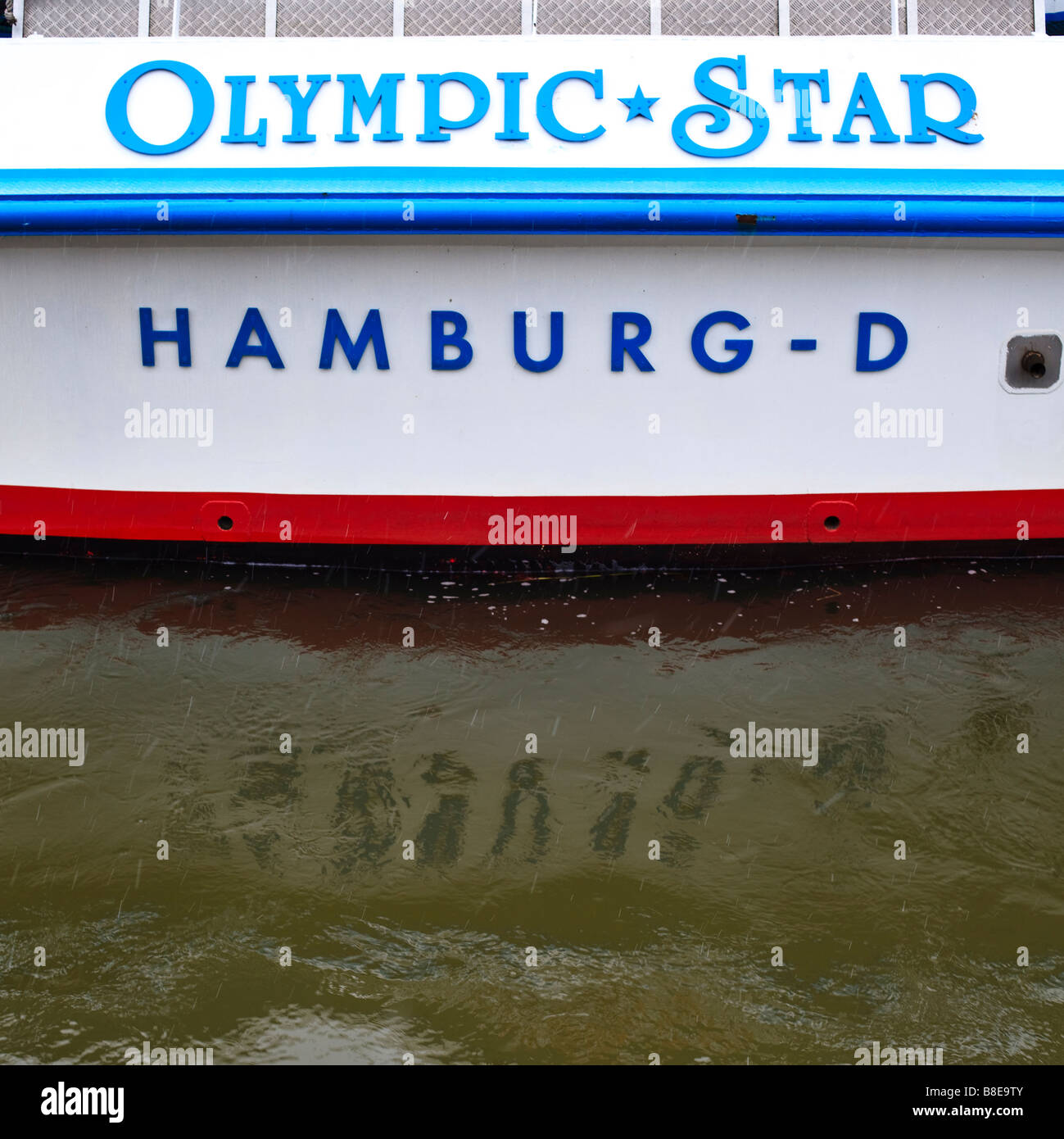 Kreuzfahrtschiff Olympic Star auf Elbe Hamburg, Deutschland Stockfoto