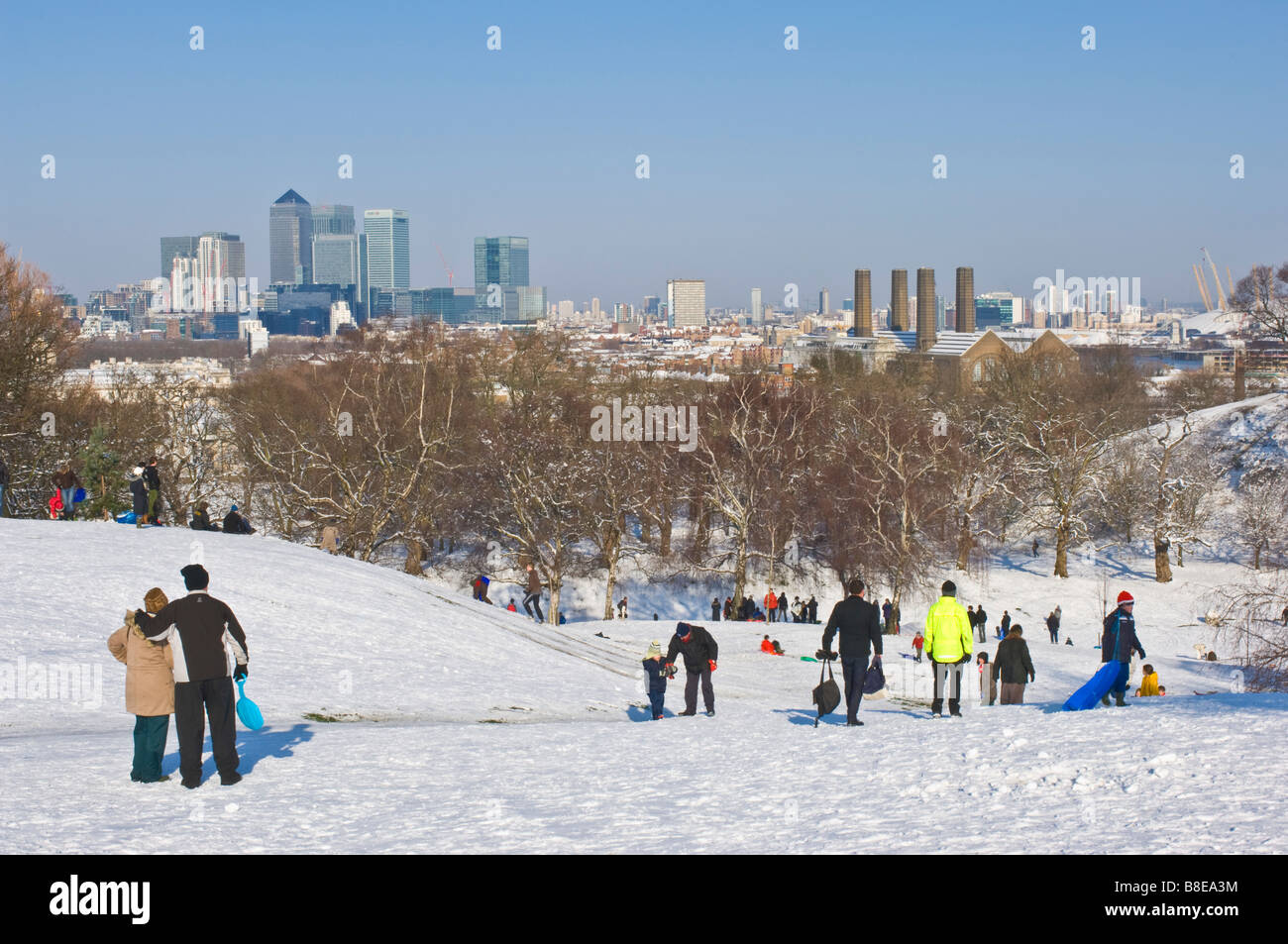 Ein Blick auf Menschen genießen die Sonne im Greenwich Park nach starken Schneefällen. Stockfoto