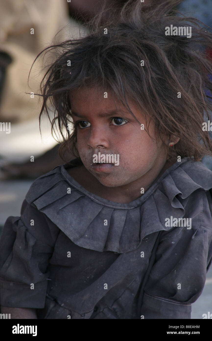 Junge schmutzig Inderin hört eine Dorfversammlung Stockfoto