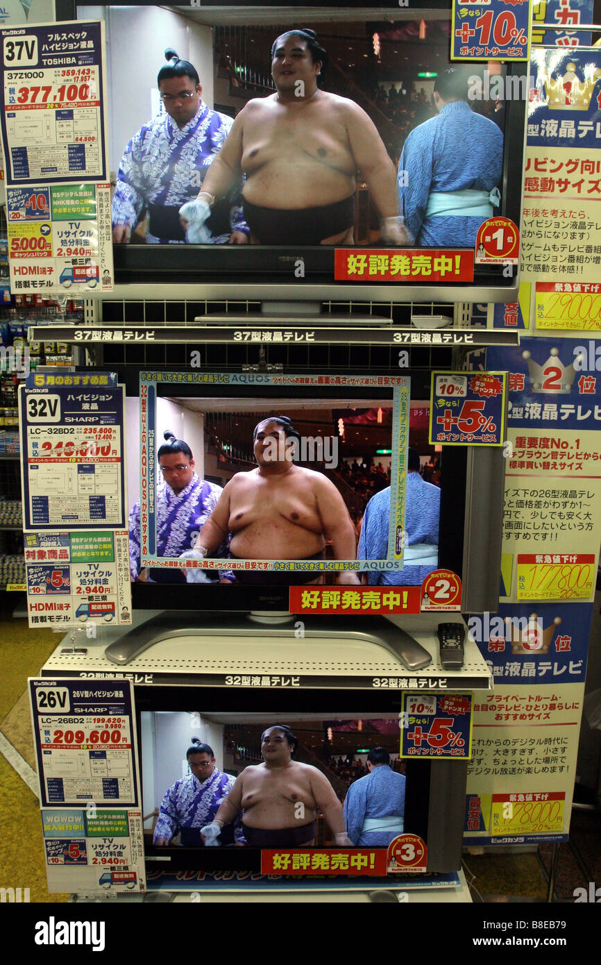 Geschäft mit Fernsehern screening ein Sumo-Ringer, Tokyo, Japan Stockfoto