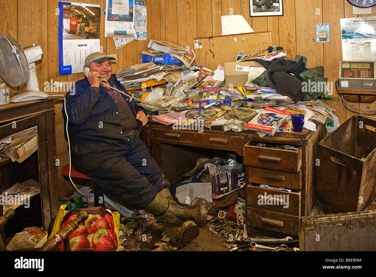 Tag im Büro. Schrotthändler. Stockfoto