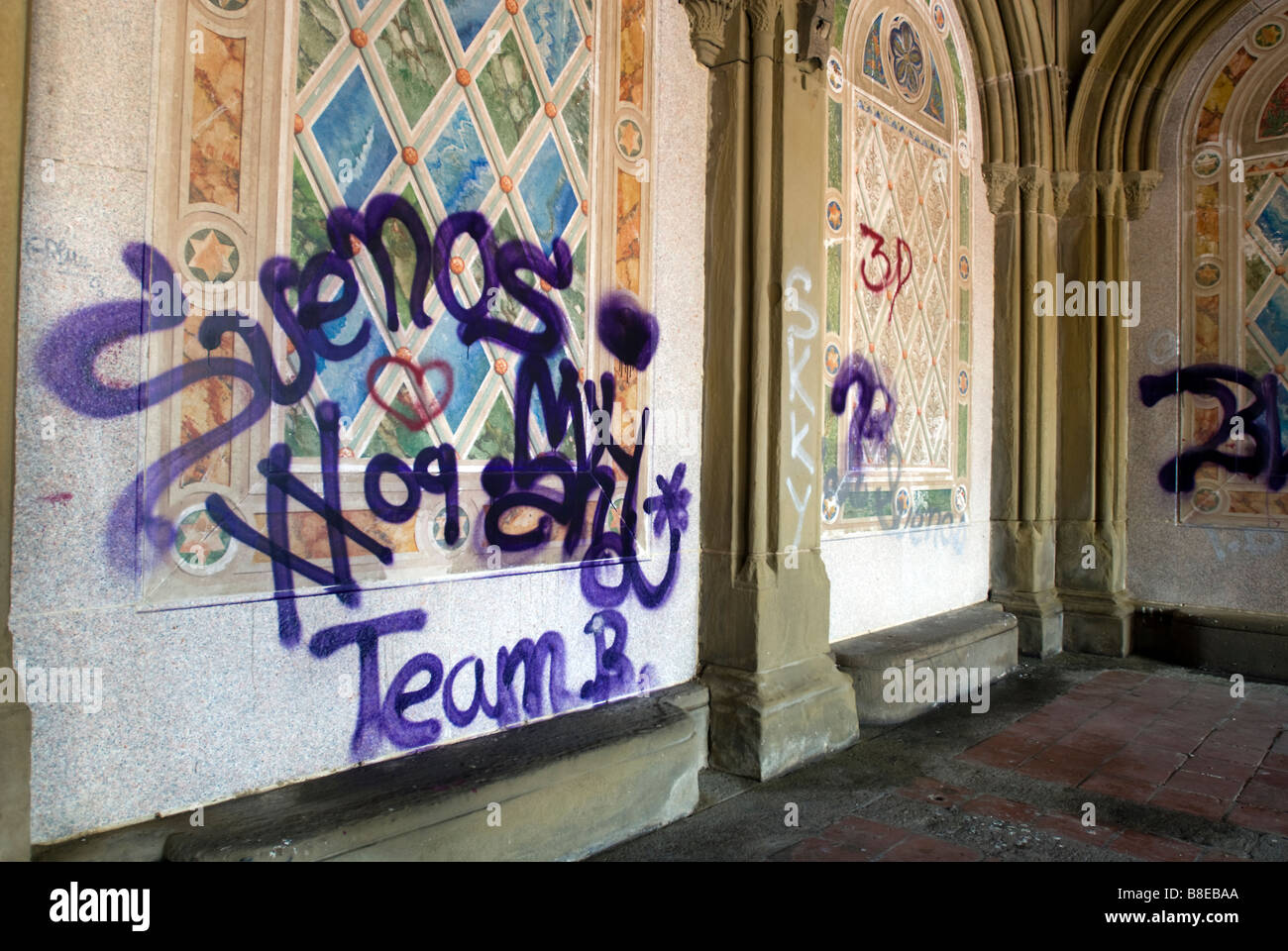 Der Central Park Bethesda Terrasse Arcade mit restaurierten Decken und Wände mit Graffiti Vandalismus Stockfoto