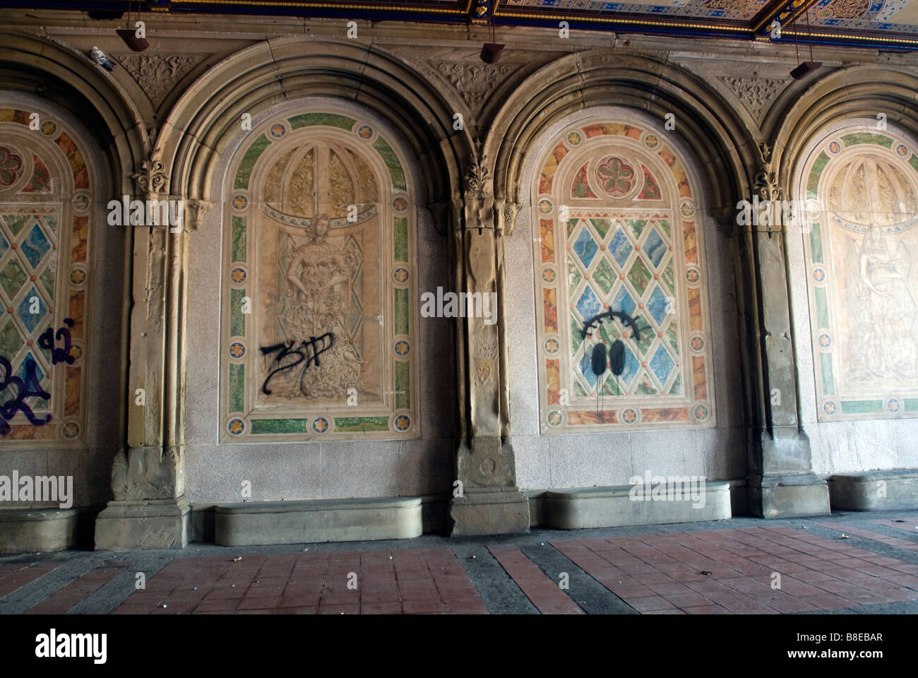 Der Central Park Bethesda Terrasse Arcade mit restaurierten Decken und Wände mit Graffiti Vandalismus Stockfoto