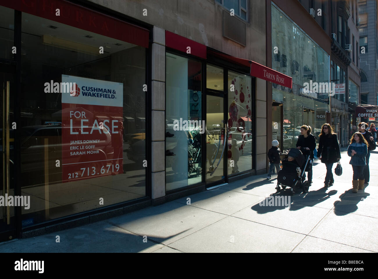 Käufer übergeben von einem geschlossenen Geschäft auf der Madison Avenue in New York auf Sonntag, 8. Februar 2009 Richard B Levine Stockfoto