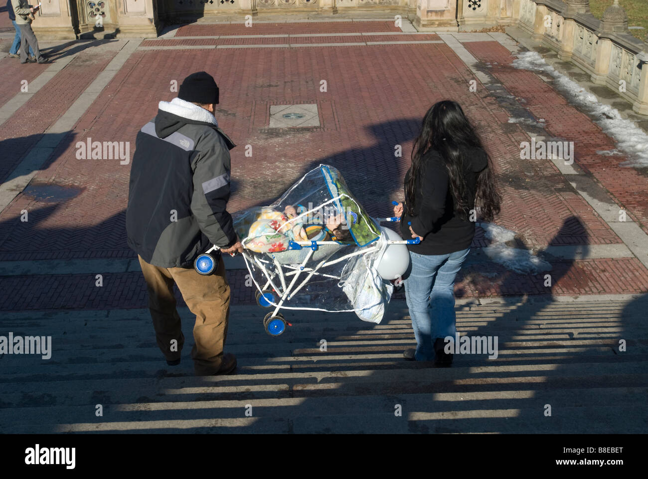Ein paar Hispanic trägt ihre Kinderwagen die Treppe hinunter auf Bethseda Terrasse im Central Park Stockfoto