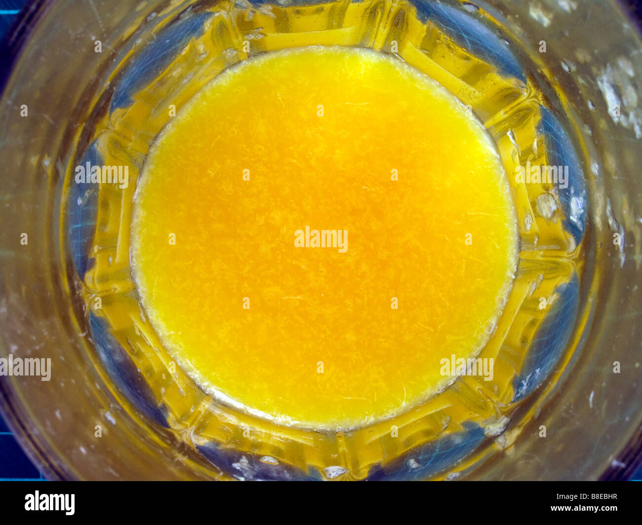 Frischer Orangensaft im Glasbecher - abstraktes Bild Stockfoto