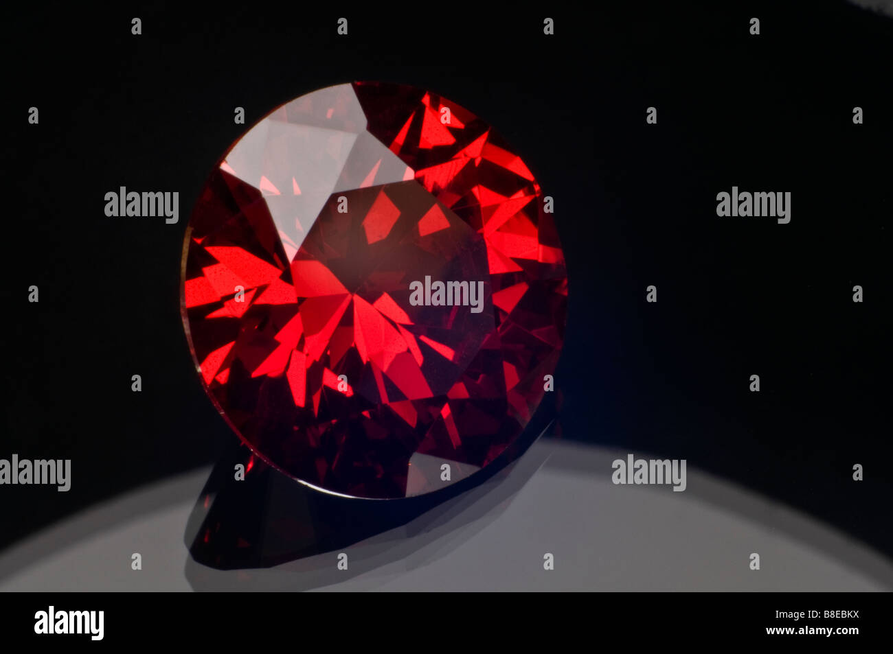 Runde schneiden Ruby (synthetisch; Lab-Created) Stockfoto