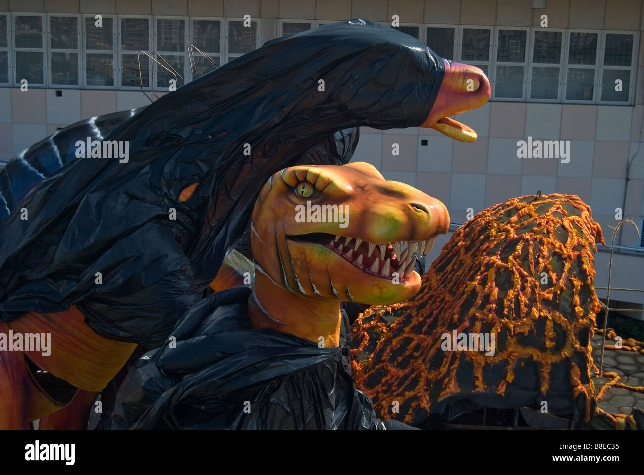 Riesige Dinosaurier sind bereit für den brasilianischen Karneval. Florianopolis. Stockfoto