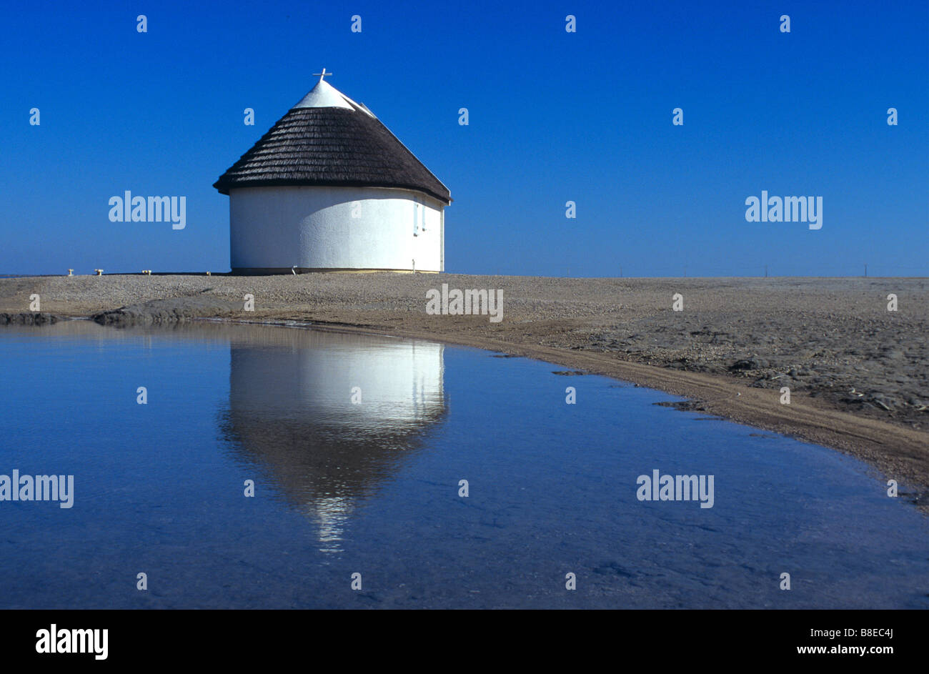 Traditionellen strohgedeckten Guardian Haus spiegelt sich im See, Camargue, Provence, Frankreich Stockfoto
