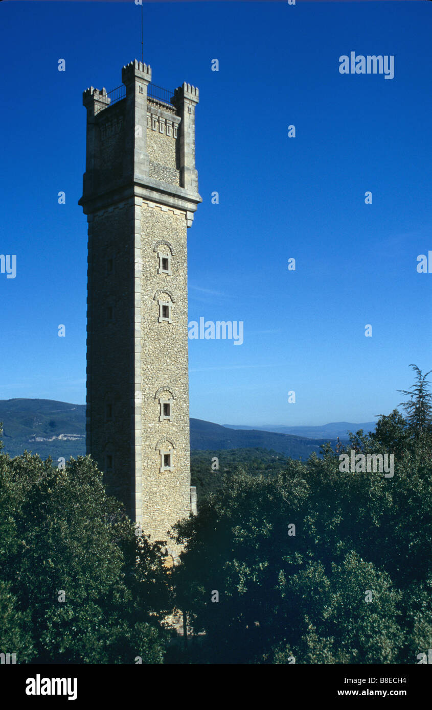 La Tour Philippe oder Philippe Tower, c19th Torheit, in der Nähe der Zedernwald, Bonnieux, Regionalpark Luberon, Provence, Frankreich Stockfoto
