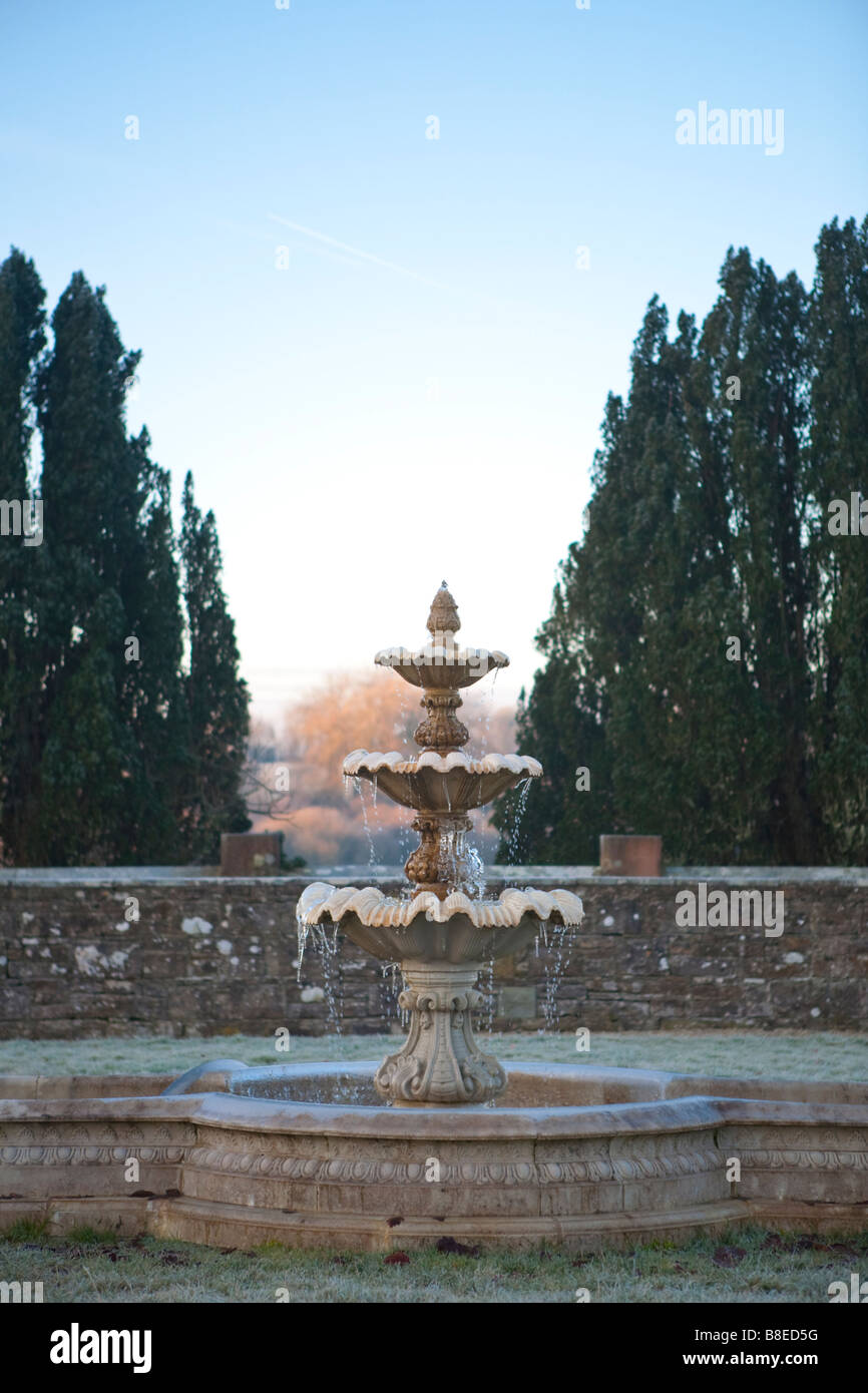 Gefrorene Brunnen in den ummauerten Gärten bei Schloss Lough Rynn, Irland Stockfoto