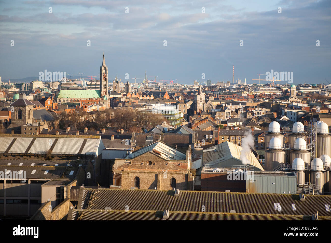 Blick auf Skyline von Dublin mit Vordergrund der Guinness-Brauerei Stockfoto