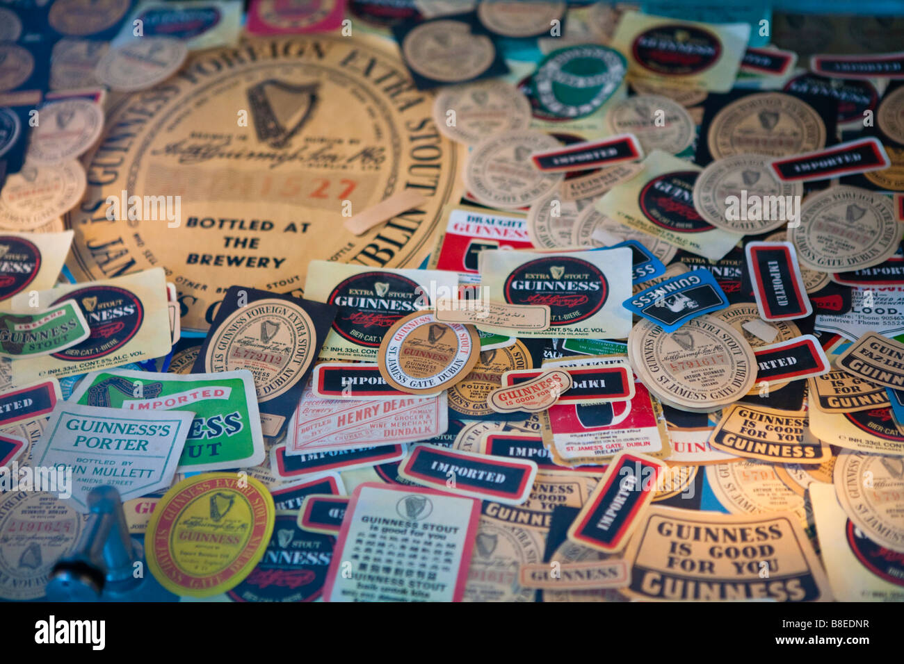 Guinness-Aufkleber auf dem Display an der Brauerei Guinness Storehouse in Dublin Irland Stockfoto