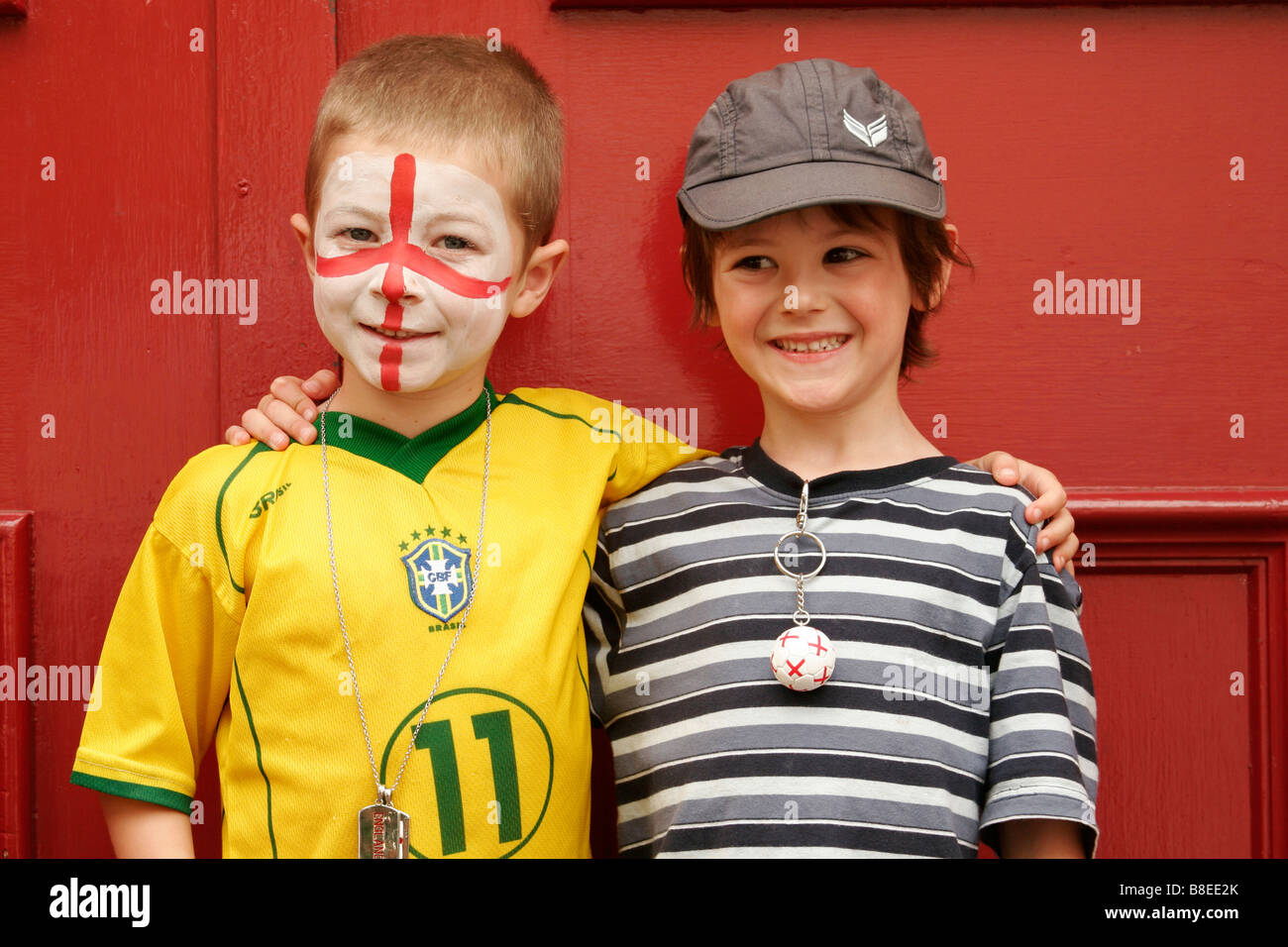 2 fünf Jahre alten Jungen, die Unterstützung von Brasilien und England in die Fußball-WM Stockfoto